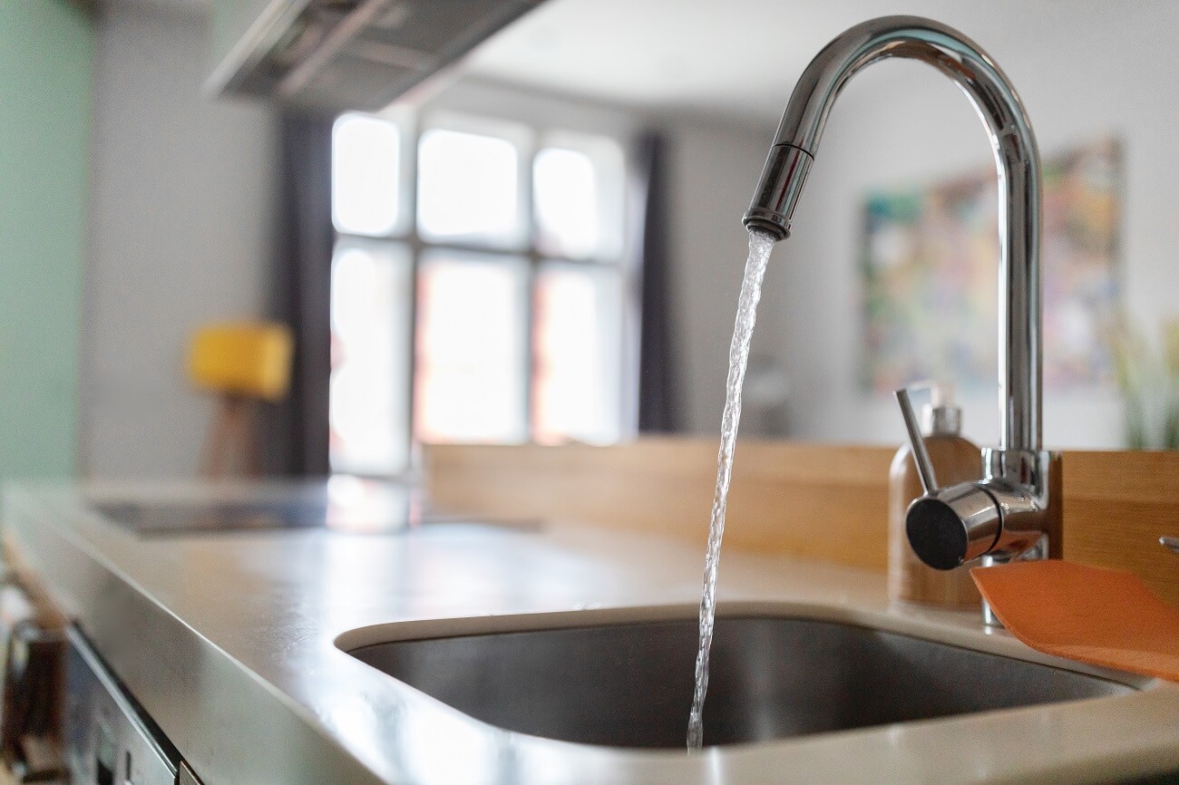 eau qui coule en faisant la vaisselle