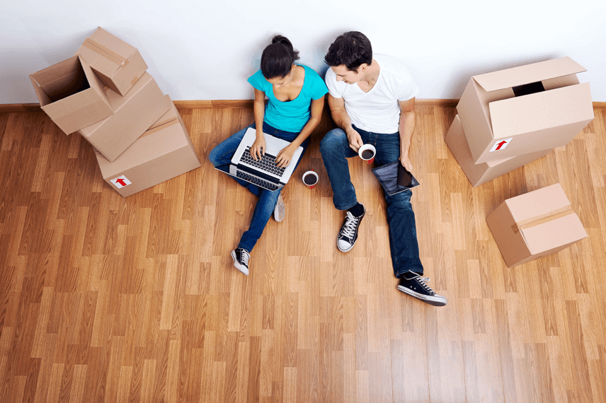 Couple qui organise son déménagement 