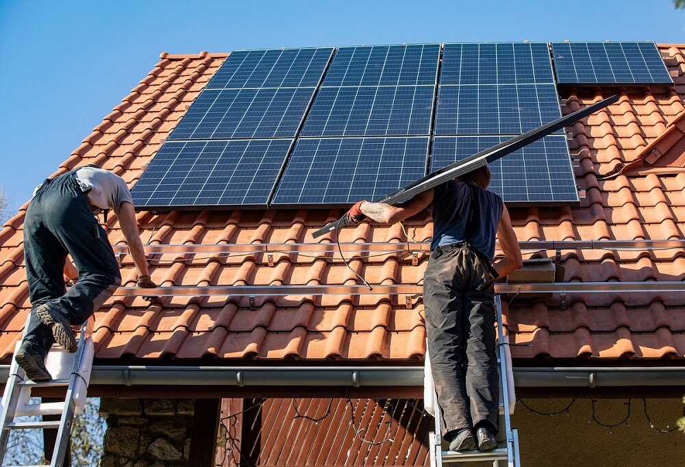Installation d'un panneau solaire sur le toit