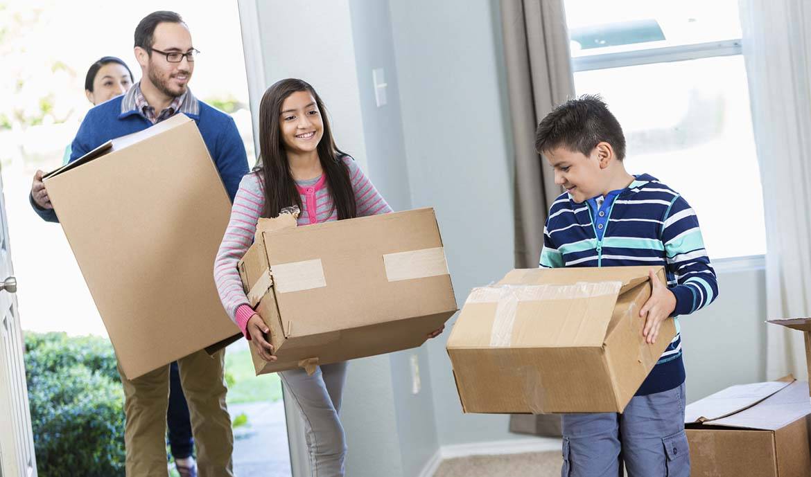 Famille qui déménage 