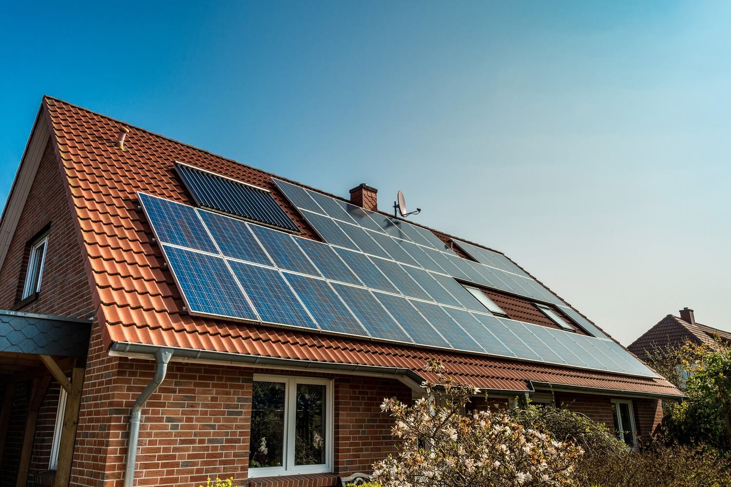 Panneaux solaire sur le toit d'une maison