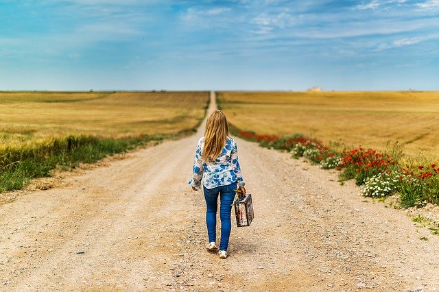 Femme dans un prés 